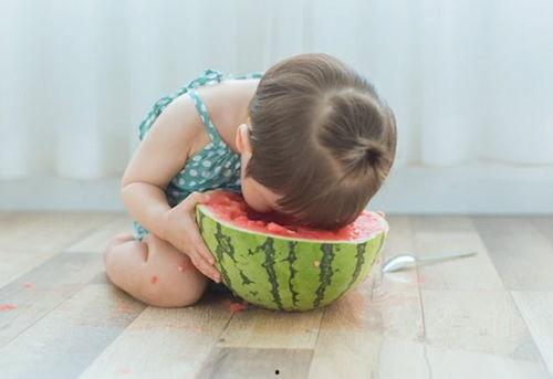 宝宝吃瓜积食,宝宝吃瓜积食怎么办?专家支招助消化